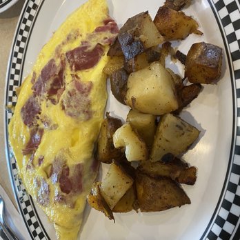 Downtown Diner - Corn beef omelette with home fries - Diners Near Me - Celebration, Florida Downtown Diner - Corn beef omelette with home fries - Diners Near Me - Celebration, Florida