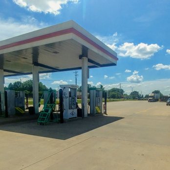 Kwik Star - view from the trucker entrance off of the side road with the diesel pumps and room for 4 trucks - Gas Stations Near Me - Davenport, Iowa