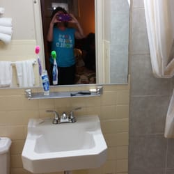 Howard's Motel - Small but adequate bathroom