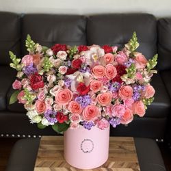 Pink flower box deliver to fiancé's salon