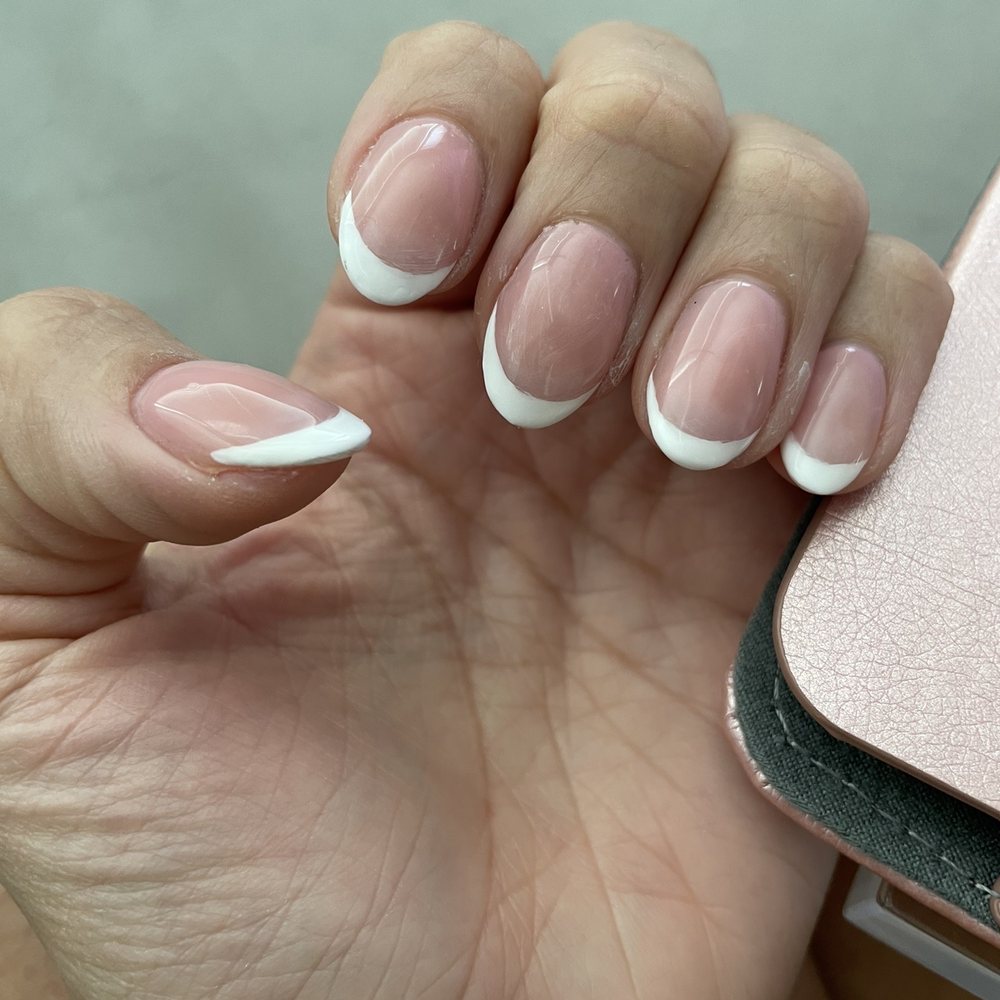 Almond shaped nail French manicure (gel/ acrylic) Almond shaped nail French manicure (gel/ acrylic)