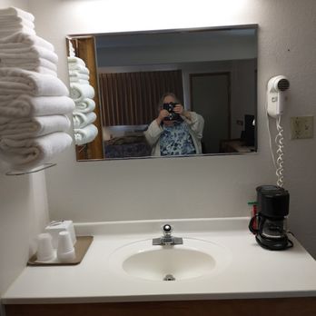 Crossroads Motel - Plenty of towels, and very clean - Hotels Near Me - Beresford, South Dakota
