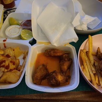 Legends Burgers - order small 12 pcs two flavors: Buffalo mild & carolina bbq it comes with potatoes chips they are really good . the wings are ok - Burgers Near Me - Upland, California Legends Burgers - order small 12 pcs two flavors: Buffalo mild & carolina bbq it comes with potatoes chips they are really good . the wings are ok - Burgers Near Me - Upland, California