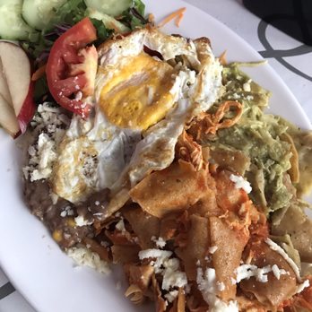 Bonjour - Chilaquiles divorciados (half green half red) con pollo - Seafood Near Me - Autlán de Navarro, JAL Bonjour - Chilaquiles divorciados (half green half red) con pollo - Seafood Near Me - Autlán de Navarro, JAL
