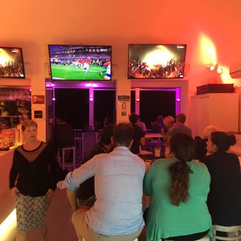 Paradise Cafe - Indoor seating with futbol on the screens - Sports Bars Near Me - Positano, SA Paradise Cafe - Indoor seating with futbol on the screens - Sports Bars Near Me - Positano, SA