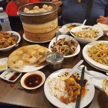 Mama Dough - Hot in here (no AC?). I was sweating while eating our lunch. - Chinese Near Me - Kent, Washington