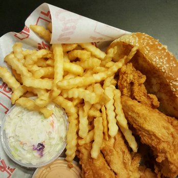 Raising Cane's Chicken Fingers - The box : 4 chicken fingers, fries, coleslaw and buttered toast - Fast Food Near Me - Riverside, Illinois