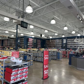 SKECHERS Warehouse Outlet - Main area - Shoe Stores Near Me - San Antonio, Texas SKECHERS Warehouse Outlet - Main area - Shoe Stores Near Me - San Antonio, Texas