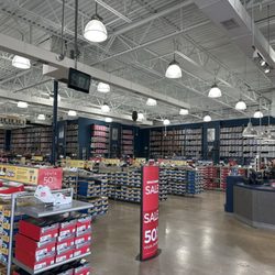 SKECHERS Warehouse Outlet - Main area