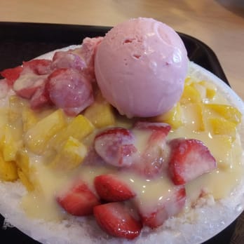 Juicy Box - i4 : Mixed Fruit shaved milk (watermelon, mango, strawberries, and pineapples topped with a scoop of strawberry ice cream! - Taiwanese Near Me - Houston, Texas