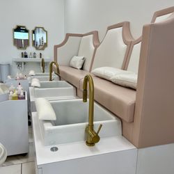 Xoxo Nail & Beauty Bar - No massage chairs but definitely a whole vibe.