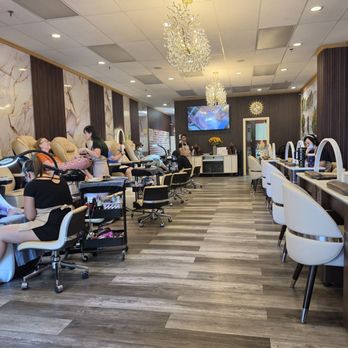 1. Good Looks Spa