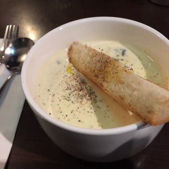 New York Cafe & Bar - Creamy Oyster Chowder! It's a huge bowl! - American Near Me - Hong Kong, HK