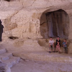 abbaye troglodytique de Saint-Roman - Les salles se succèdent