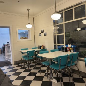 The Shore Shack - Tables - American Near Me - Pacifica, California