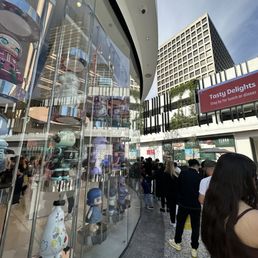 Line for the roboshop vending machine IG: @ammysalamii Line for the roboshop vending machine IG: @ammysalamii