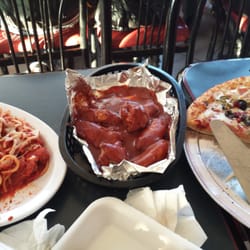 Pizzas del Pacífico - The wings are decent but the pizza and spaghetti are good