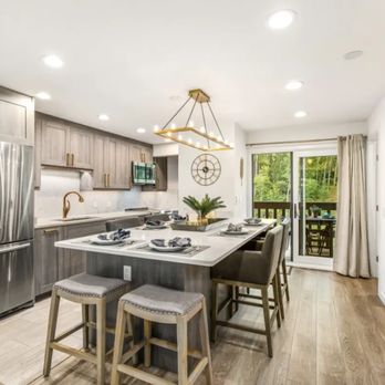Aspen Vacations - Designer 2 BR on River - Walk to Gondola & Town! - Vacation Rentals Near Me - Aspen, Colorado Aspen Vacations - Designer 2 BR on River - Walk to Gondola & Town! - Vacation Rentals Near Me - Aspen, Colorado