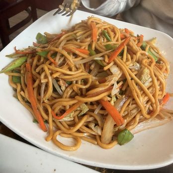 Main Noodle House - Vegetable Lo Mein - Chinese Near Me - New York, New York