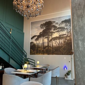 Da Barbara - Beautiful chandelier and art - Italian Near Me - Los Angeles, California