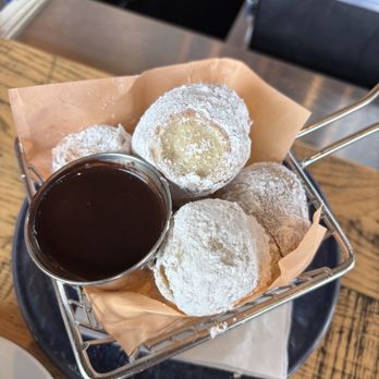 Café Hollander Hilldale - OLIEBOLLEN - American Near Me - Madison, Wisconsin