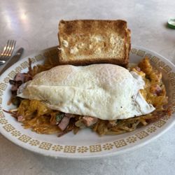 Mainstreet Diner - Breakfast skillet with ham and homemade toast