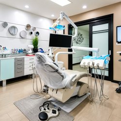 Clínica de Ortodoncia & Estética Dental - Modern dental treatment room equipped with advanced technology to provide comfortable, safe, and high-quality dental care