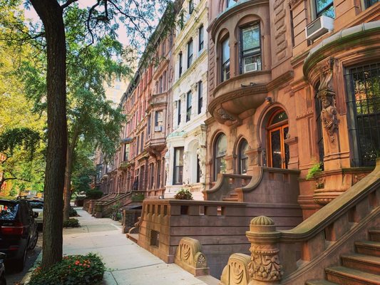 Your Tour of the ISC - Located in a beautiful, residential neighborhood in Manhattan on the Upper West Side, you'll find charm, comfort, and convenience here. We offer both private and shared accommodations. The common lounge, dining area, kitchen, and garden offers an inviting space to relax and connect. 1/2 block to Central Park, restaurants, cafes, shops, and the subway. Museums, iconic sites, food markets and other amenities nearby. 

For 70 years, our nonprofit hostel has hosted travelers from across the US and around the world. While we welcome travelers of all ages, guests under 18 years old must be accompanied by an adult and reside in a private room.