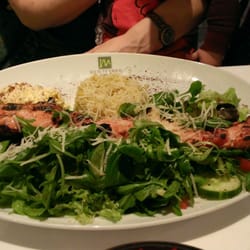 Mediterran Delikate - Tandoori-Hähnchen-Spieß, dazu Salat, lecker gewürzter Couscous und Kraut in Aioli. Yummy!!