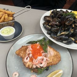 Restaurant Hellerup Sejlklub - Muscles + Frites & shrimp toast/caviar/breaded cod/sauce = yummy