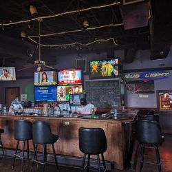 K Hunts Bar & Grill