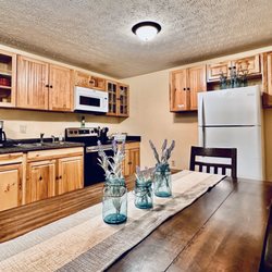 Maybeury ATV Resort - Plenty of seating and cooking space in our spacious 4 bedroom lodge