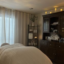 Jadas Aura Beauty and Wellness Spa
