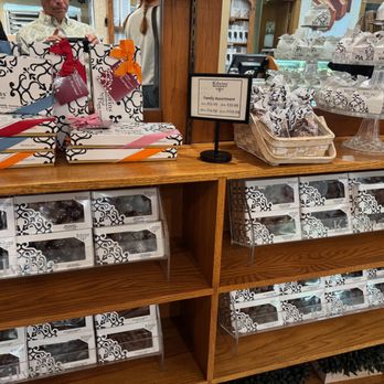 Kilwins Ice Cream - Chocolate - Fudge - boxed chocolate - Candy Stores Near Me - Lake Geneva, Wisconsin Kilwins Ice Cream - Chocolate - Fudge - boxed chocolate - Candy Stores Near Me - Lake Geneva, Wisconsin