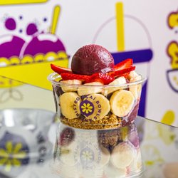 Tasty Lemon - Açaí Bowls and Bistro - açaí, açaí-bowl, Bistro-Açaí-Bowls, fresh-fruit, sliced-strawberries, banana-slices, crunchy-granola, healthy-snack, fresh-dessert, superfoo