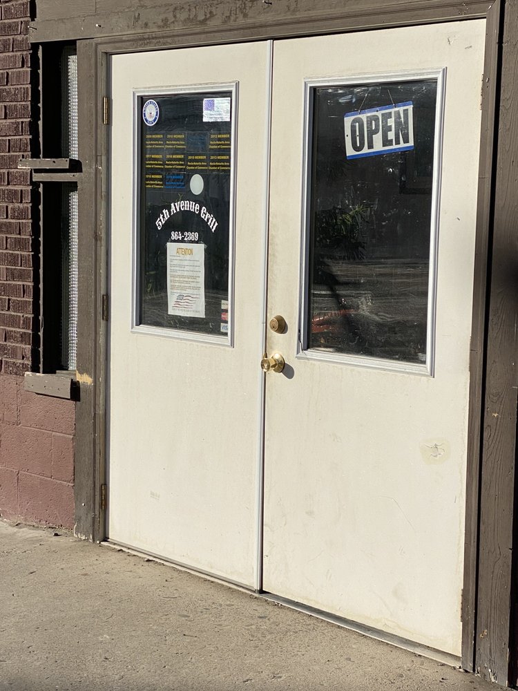 5th Avenue Grill Logo