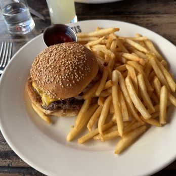 Pastis - Cheeseburger à l'Américaine - French Near Me - New York, New York Pastis - Cheeseburger à l'Américaine - French Near Me - New York, New York