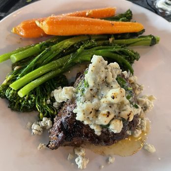 Wolf's Steakhouse - Filet Mignon Steak 6oz with bleu cheese crust - Steakhouses Near Me - Cooper City, Florida