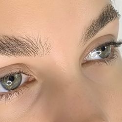 Bardot & Co. - Brow wax : This client likes to keep full and natural brows.