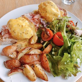 Cepae Tasting Room - Eggs Benedict with Serrano ham and fresh baked French bread! - Wine Tasting Room Near Me - Bellevue, Washington
