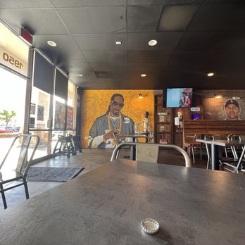 Dirt Dog - Dining Area - Hot Dogs Near Me - Long Beach, California