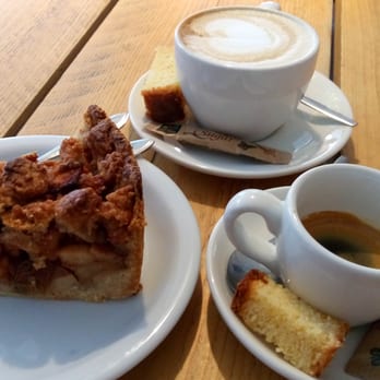 Café Blossom - Con el café, un trozo de coca en llanda - Cafes Near Me - Den Haag, ZH