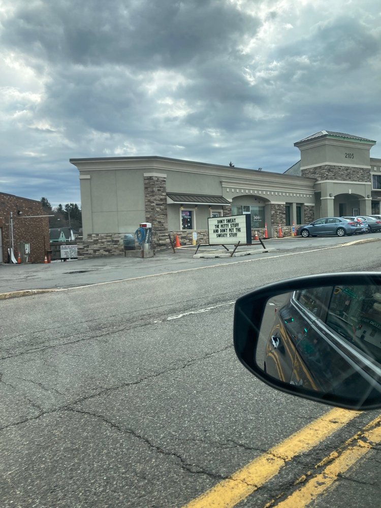 Delles Corner Store Logo