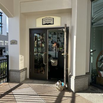 Vintage Books - Entrance - Speakeasies Near Me - Honolulu, Hawaii