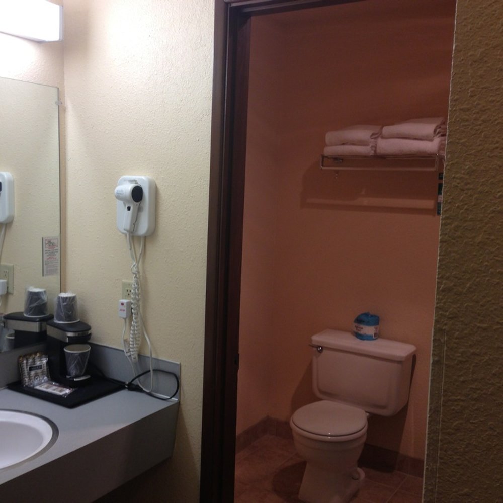 GuestHouse Eugene Springfield - Bathroom, double room - Hotels Near Me - Springfield, Oregon GuestHouse Eugene Springfield - Bathroom, double room - Hotels Near Me - Springfield, Oregon