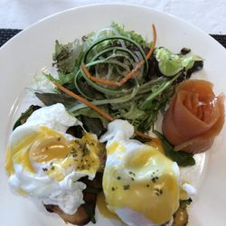 Bentley's Cafe - Eggs Benedict
