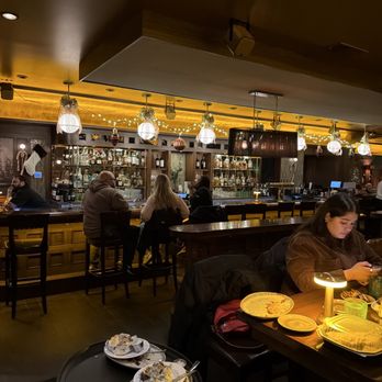Gale Street Inn - Chicago - Side room with a Bar. - American Near Me - Chicago, Illinois Gale Street Inn - Chicago - Side room with a Bar. - American Near Me - Chicago, Illinois