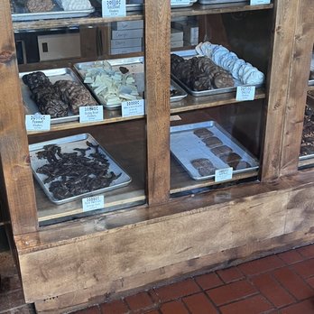 Candymaker - a display case with a variety of donuts - Candy Stores Near Me - Destin, Florida Candymaker - a display case with a variety of donuts - Candy Stores Near Me - Destin, Florida