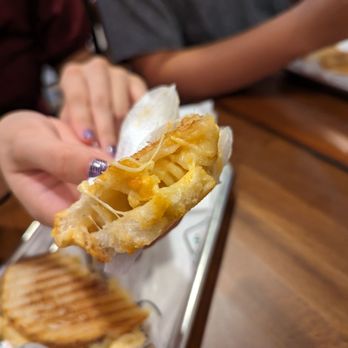 Gayle V's Best Ever Grilled Cheese - Inside the Classic Mac... Loads of Mac and Cheese. - Sandwiches Near Me - Chicago, Illinois Gayle V's Best Ever Grilled Cheese - Inside the Classic Mac... Loads of Mac and Cheese. - Sandwiches Near Me - Chicago, Illinois