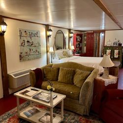 Country Charm Bed and Breakfast - Precious Past 1